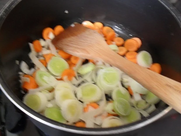 Rezept: Grünkohlsuppe mit gerauchtem Bauch und Mini-Speckknödelchen Bild Nr. 3 Grünkohlsuppe mit gerauchtem Bauch und Mini-Speckknödelchen - Rezept - Bild Nr. 3
