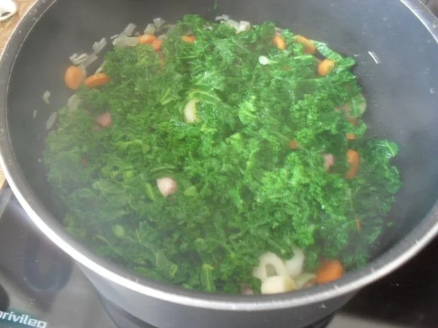 Rezept: Grünkohlsuppe mit gerauchtem Bauch und Mini-Speckknödelchen Bild Nr. 4 Grünkohlsuppe mit gerauchtem Bauch und Mini-Speckknödelchen - Rezept - Bild Nr. 4