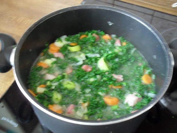 Rezept: Grünkohlsuppe mit gerauchtem Bauch und Mini-Speckknödelchen Bild Nr. 5 Grünkohlsuppe mit gerauchtem Bauch und Mini-Speckknödelchen - Rezept - Bild Nr. 5