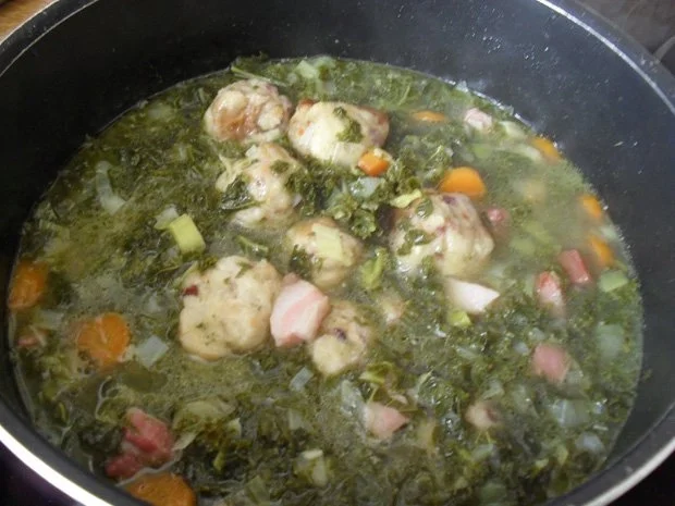 Rezept: Grünkohlsuppe mit gerauchtem Bauch und Mini-Speckknödelchen Bild Nr. 6 Grünkohlsuppe mit gerauchtem Bauch und Mini-Speckknödelchen - Rezept - Bild Nr. 6