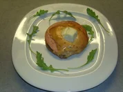 Vollkornbrötchen mit Räucherkäse überbacken - Rezept