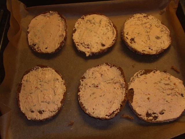 Rezept: Vollkornbrötchen mit Räucherkäse überbacken Bild Nr. 3 Vollkornbrötchen mit Räucherkäse überbacken - Rezept - Bild Nr. 3