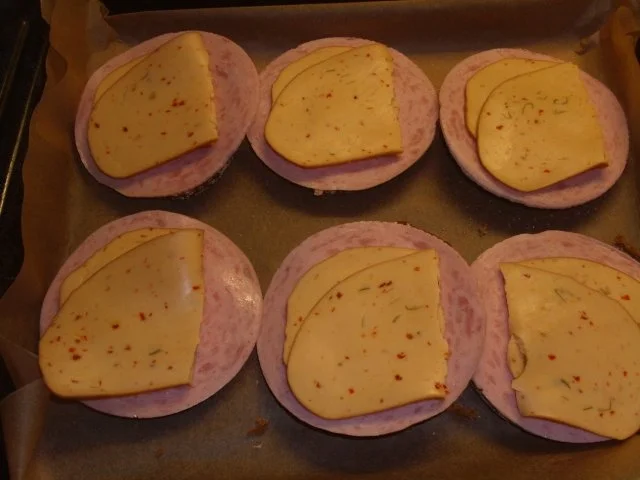 Rezept: Vollkornbrötchen mit Räucherkäse überbacken Bild Nr. 5 Vollkornbrötchen mit Räucherkäse überbacken - Rezept - Bild Nr. 5