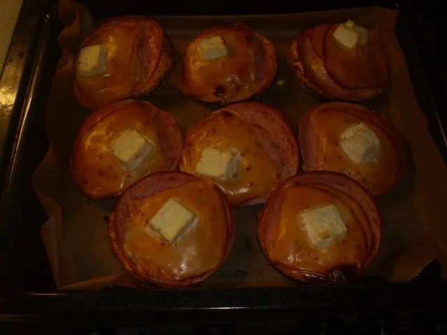 Rezept: Vollkornbrötchen mit Räucherkäse überbacken Bild Nr. 7 Vollkornbrötchen mit Räucherkäse überbacken - Rezept - Bild Nr. 7