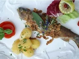 Rezept: Forelle Müllerin mit Mandeln Forelle Müllerin mit Mandeln - Rezept