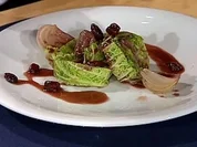 Rezept: Rinderfilet im Wirsingmantel mit Maronen-Cranberry-Soße (Männer) Rinderfilet im Wirsingmantel mit Maronen-Cranberry-Soße (Männer) - Rezept