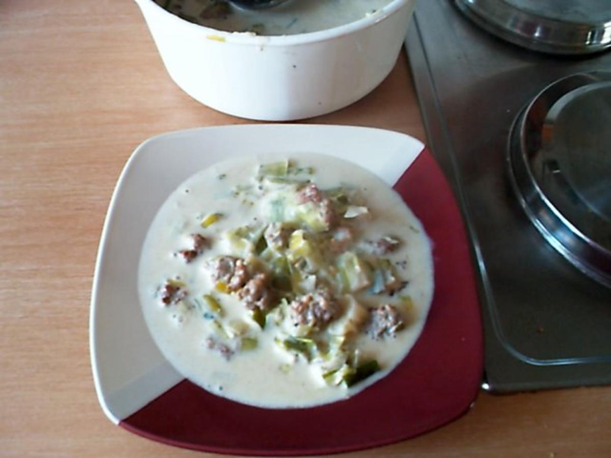 Cremige Lauchsuppe mit Hackbällchen - Rezept - kochbar.de