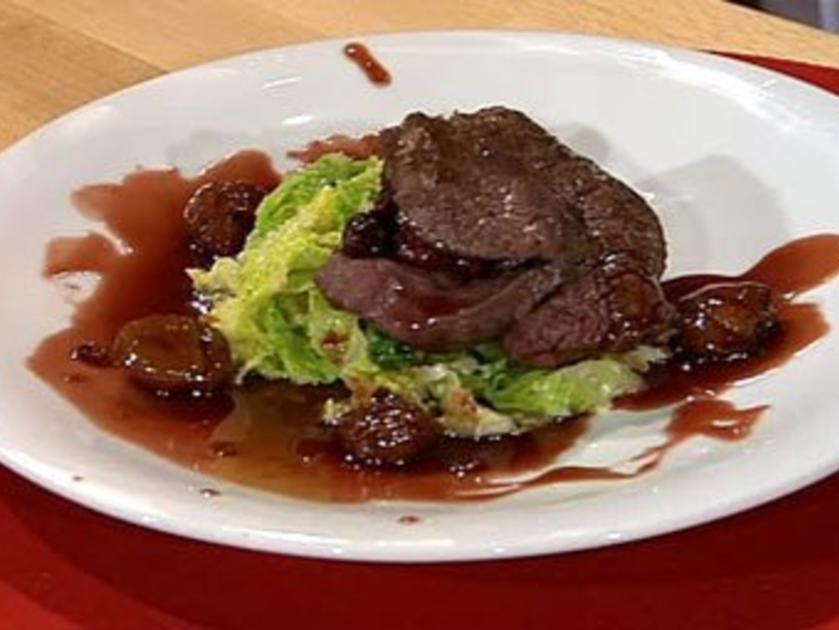 Gefülltes Rinderfilet mit Rahmwirsing und Portwein Maronen Butter ...