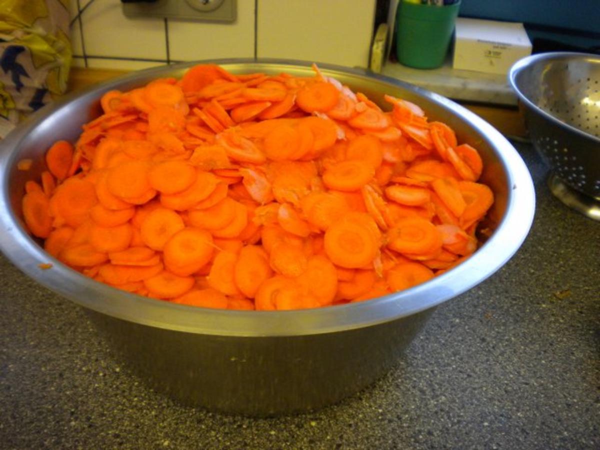 Möhreneintopf mit Kartoffeln und Bratwurstbrät - einfach - 85 kcal/100g Möhreneintopf mit Kartoffeln und Bratwurstbrät - einfach - 85 kcal/100g