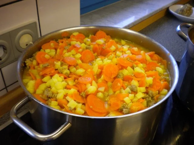 Möhreneintopf mit Kartoffeln und Bratwurstbrät - Rezept - Bild Nr. 9