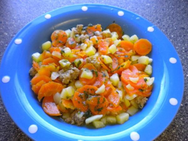 Möhreneintopf mit Kartoffeln und Bratwurstbrät - einfach - 85 kcal/100g
