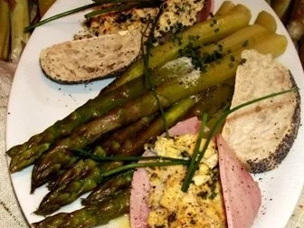 Spargel mit Kräuter-Rührei im Schinken-Tütchen - Rezept