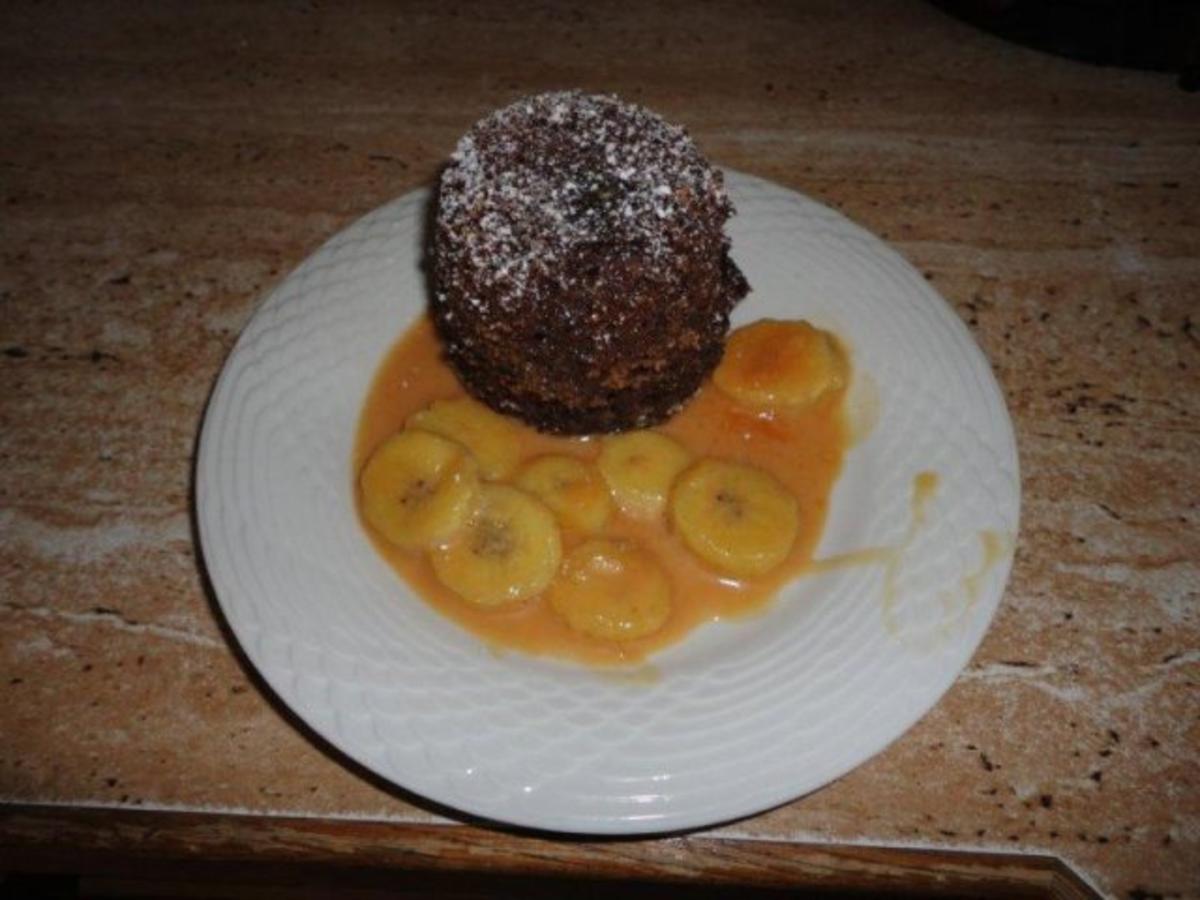 halbflüssiges Schoko-Küchlein mit Caramell-Bananen-Sauce - Rezept ...