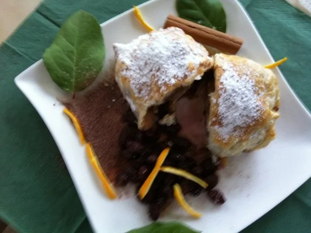 Rezept: Bratapfel im Mäntelchen.. mit Rotweinrosinen und Schoko –Zimt-Zucker Bratapfel im Mäntelchen.. mit Rotweinrosinen und Schoko –Zimt-Zucker - Rezept