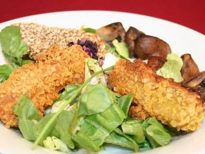 Rezept: Caesar Salad mit gebackenen Tofustreifen Caesar Salad mit gebackenen Tofustreifen - Rezept