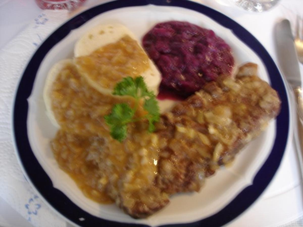 Bilder für Zwiebelrostbraten mit Rotkohl und Semmelknödel und/oder bömischen Knödel - Rezept