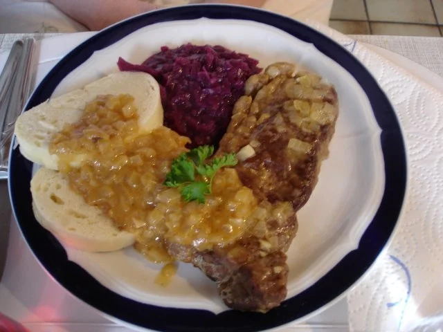 Zwiebelrostbraten mit Rotkohl und Semmelknödel und/oder bömischen Knödel - Rezept - Bild Nr. 25