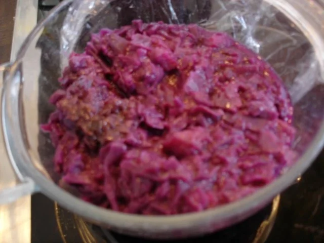 Zwiebelrostbraten mit Rotkohl und Semmelknödel und/oder bömischen Knödel - Rezept - Bild Nr. 22