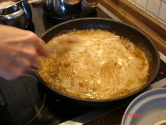 Zwiebelrostbraten mit Rotkohl und Semmelknödel und/oder bömischen Knödel - Rezept - Bild Nr. 18