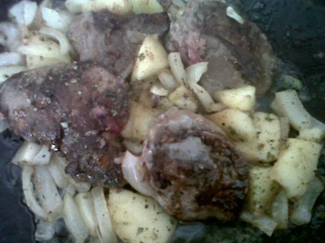 Rezept: Gänseleber mit Äpfel, Zwiebeln und Calvados Bild Nr. 2 Gänseleber mit Äpfel, Zwiebeln und Calvados - Rezept - Bild Nr. 2