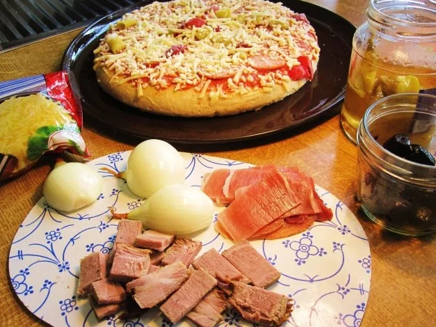 Rezept: Pizza mit allem, was übrig war ... Bild Nr. 3 Pizza mit allem, was übrig war ... - Rezept - Bild Nr. 3