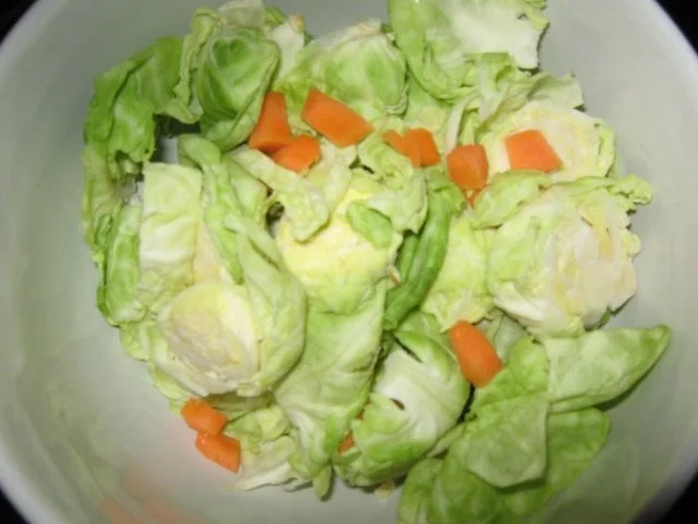 Bunter und fruchtiger Rosenkohlsalat - Rezept