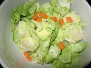 Bunter und fruchtiger Rosenkohlsalat - Rezept