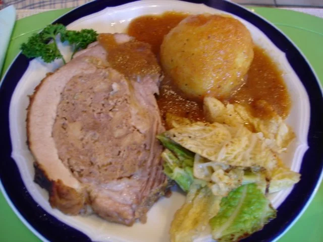 Gefüllte Brustspitze mit Knödel, Gemüse und Sauce - Rezept