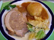 Gefüllte Brustspitze mit Knödel, Gemüse und Sauce - Rezept