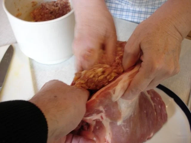 Gefüllte Brustspitze mit Knödel, Gemüse und Sauce - Rezept - Bild Nr. 6