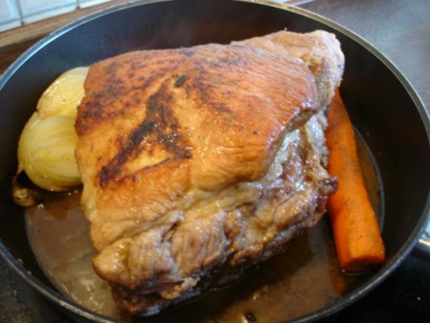 Gefüllte Brustspitze mit Knödel, Gemüse und Sauce