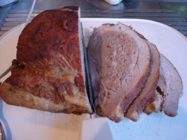 Gefüllte Brustspitze mit Knödel, Gemüse und Sauce