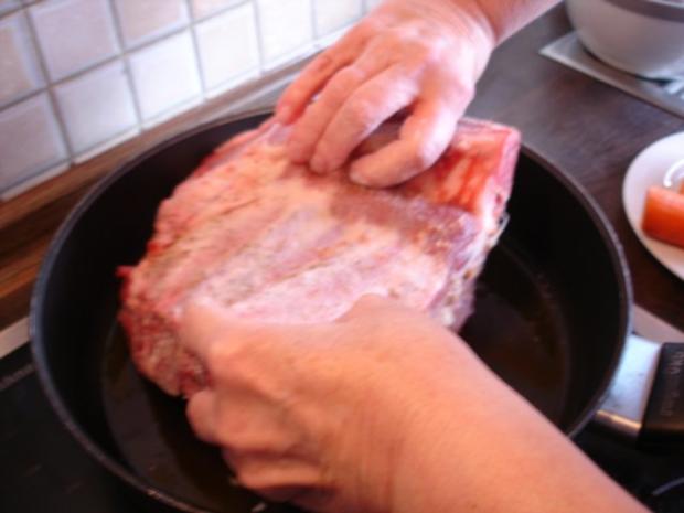 Gefüllte Brustspitze mit Knödel, Gemüse und Sauce