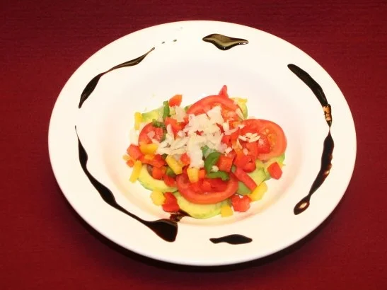 Avocadosalat mit Tomaten unter einer Paprika-Chili Zwiebelwürfeldecke - Rezept