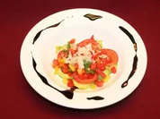 Avocadosalat mit Tomaten unter einer Paprika-Chili Zwiebelwürfeldecke - Rezept