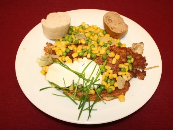 Rezept: Spaghetti-Omelett gefüllt mit Mais, Zwiebeln und Erbsen, dazu Crème fraîche und Baguette Spaghetti-Omelett gefüllt mit Mais, Zwiebeln und Erbsen, dazu Crème fraîche und Baguette - Rezept