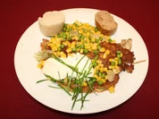 Spaghetti-Omelett gefüllt mit Mais, Zwiebeln und Erbsen, dazu Crème fraîche und Baguette - Rezept