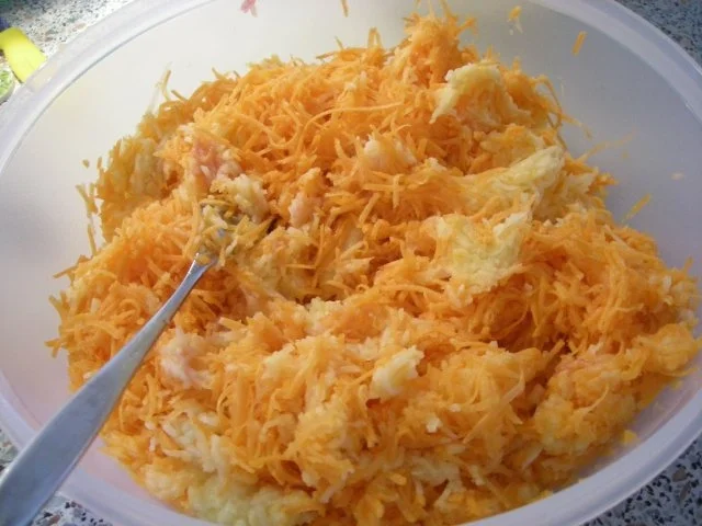 Rezept: Apfel - Möhren Salat mit Holundersaft Dressing Bild Nr. 2 Apfel - Möhren Salat mit Holundersaft Dressing - Rezept - Bild Nr. 2