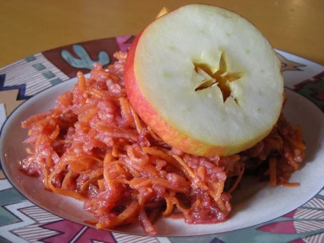 Rezept: Apfel - Möhren Salat mit Holundersaft Dressing Bild Nr. 5 Apfel - Möhren Salat mit Holundersaft Dressing - Rezept - Bild Nr. 5