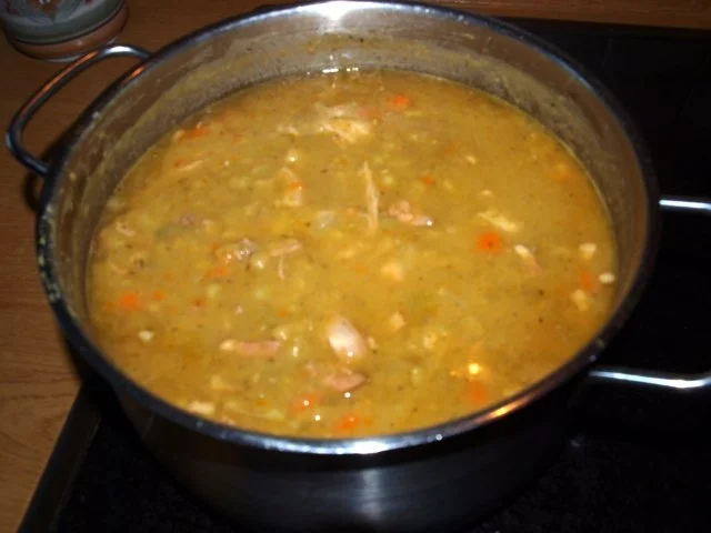 Rezept: Kölsche Ähzezupp met Hämche un Woosch (Erbsensuppe mit Eisbein & Wursteinlage) Kölsche Ähzezupp met Hämche un Woosch (Erbsensuppe mit Eisbein & Wursteinlage) - Rezept