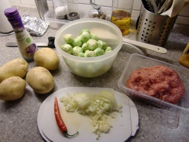 Rezept: Scharfer Rosenkohlauflauf mit Gehacktes Scharfer Rosenkohlauflauf mit Gehacktes - Rezept