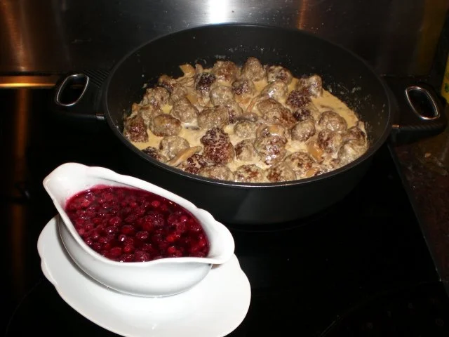 Köttbullar mit Johannisbeersößchen - Rezept