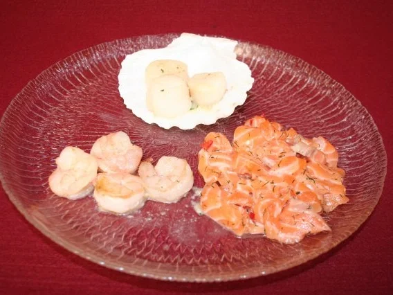 Rezept: Jakobsmuscheln, Lachstatar und Hummercarpaccio an Zitronenschaum Jakobsmuscheln, Lachstatar und Hummercarpaccio an Zitronenschaum - Rezept