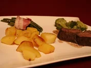 Rezept: Rinderfilet mit Herzoginkartoffeln, Brokkoli, Bohnen im Speckmantel und Feige Rinderfilet mit Herzoginkartoffeln, Brokkoli, Bohnen im Speckmantel und Feige - Rezept