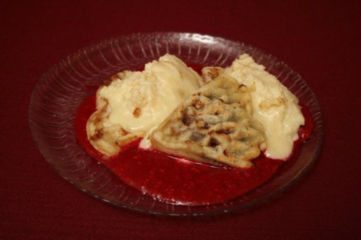 Schokoladen-Puffreis-Waffel-Lasagne mit Mascarpone-Marzipancrème auf ...