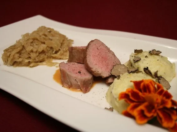 Rezept: Ibérico-Schwein mit getrüffeltem Kartoffelpüree und Champagnerkraut Ibérico-Schwein mit getrüffeltem Kartoffelpüree und Champagnerkraut - Rezept