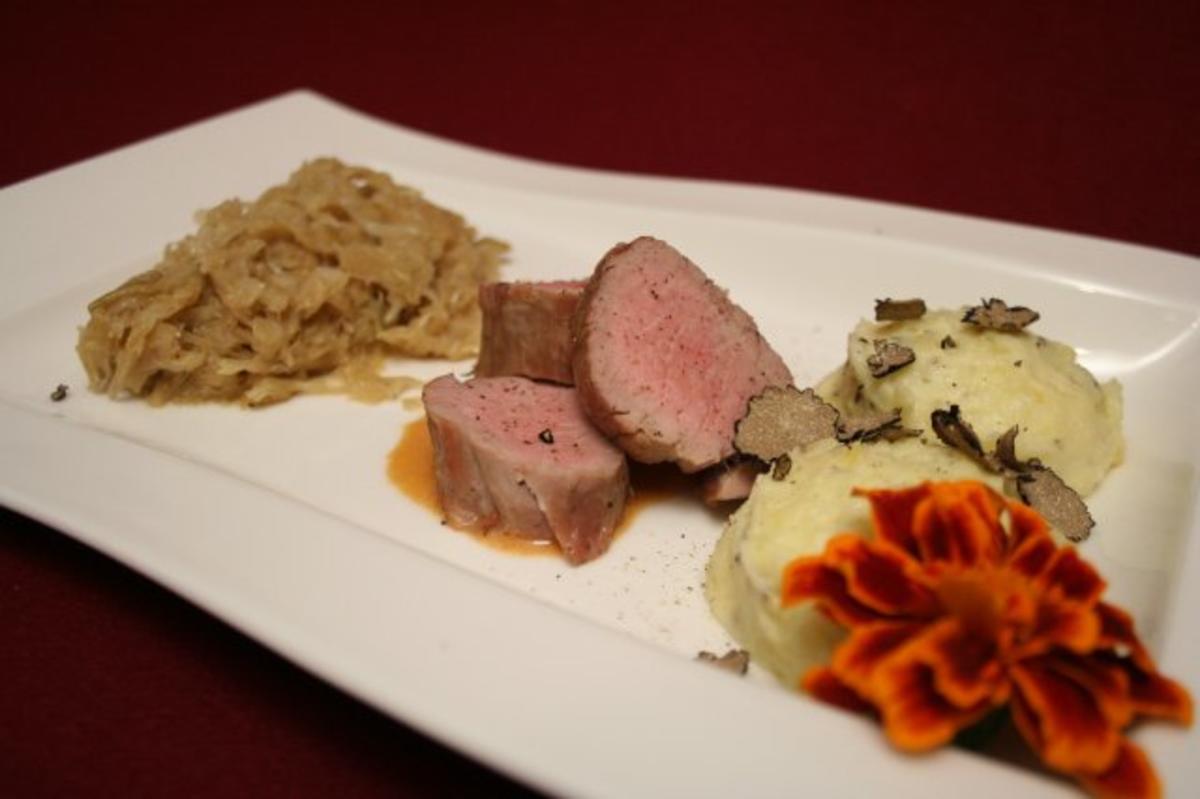 Ibérico-Schwein mit getrüffeltem Kartoffelpüree und Champagnerkraut -
Rezept Eingereicht von Das perfekte Dinner