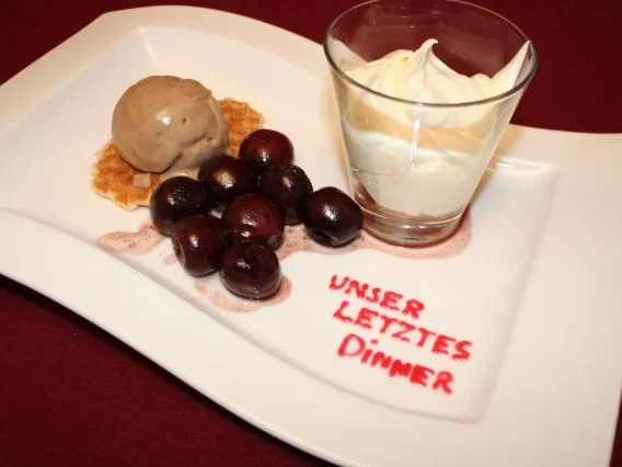 Nougateis mit Eierlikörcrème auf gebratenen Kirschen - Rezept