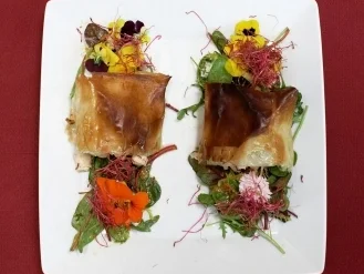 Strudel von der Maishähnchenbrust und Garnelen auf Salat (Detlef Soost) - Rezept