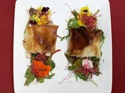 Strudel von der Maishähnchenbrust und Garnelen auf Salat (Detlef Soost) - Rezept